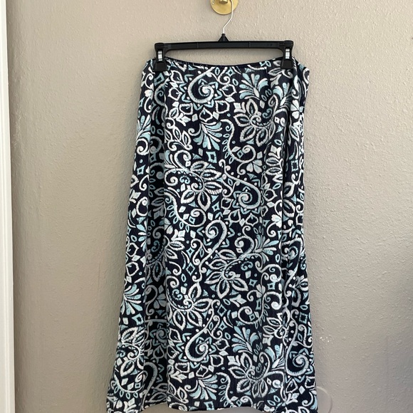 Soft Knit Blue & White Paisley Pull On Knee Length Skirt - Picture 3 of 7